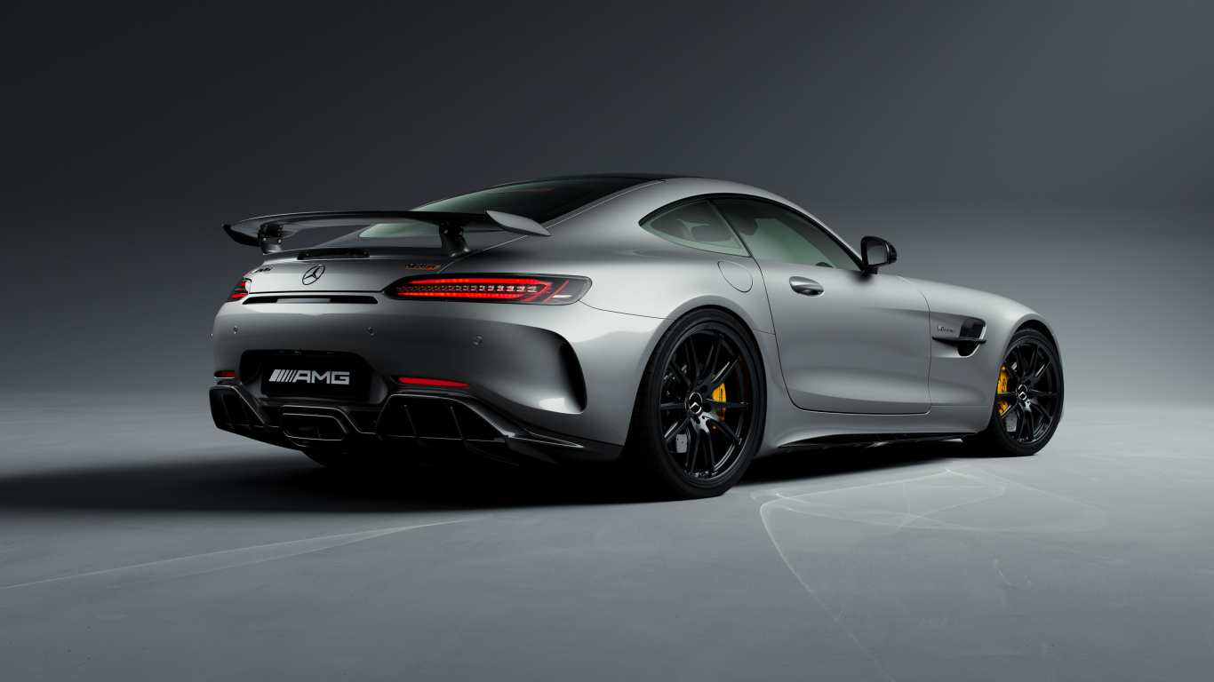 Вид сзади на серебристый автомобиль Mercedes-Benz AMG GT R