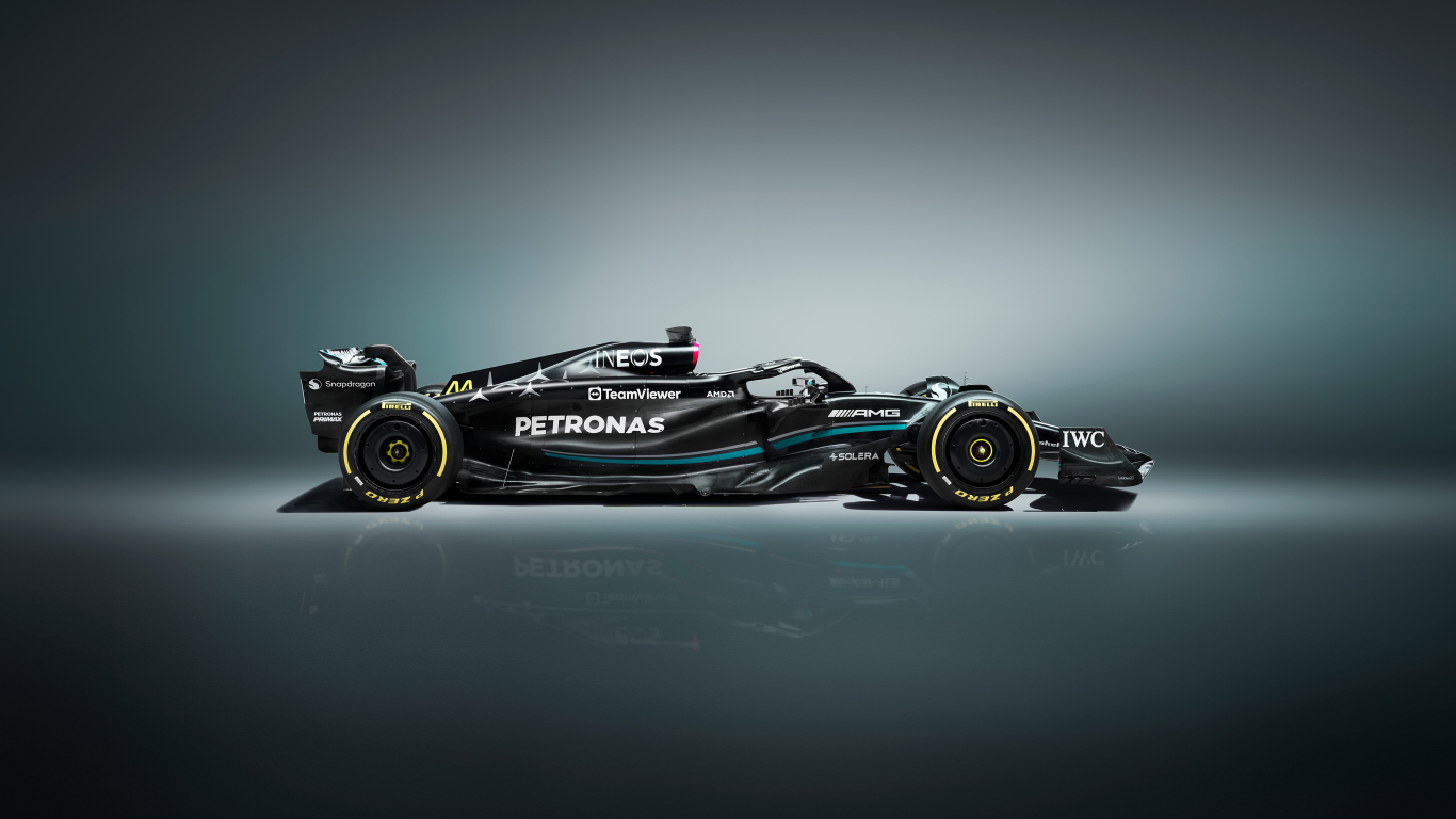 Вид сбоку на серебристый автомобиль Mercedes-AMG F1 W14 E Performance