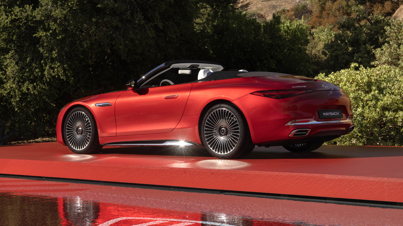 Вид сбоку на красный автомобиль Mercedes-Maybach SL 680 Monogram Series 2024  года