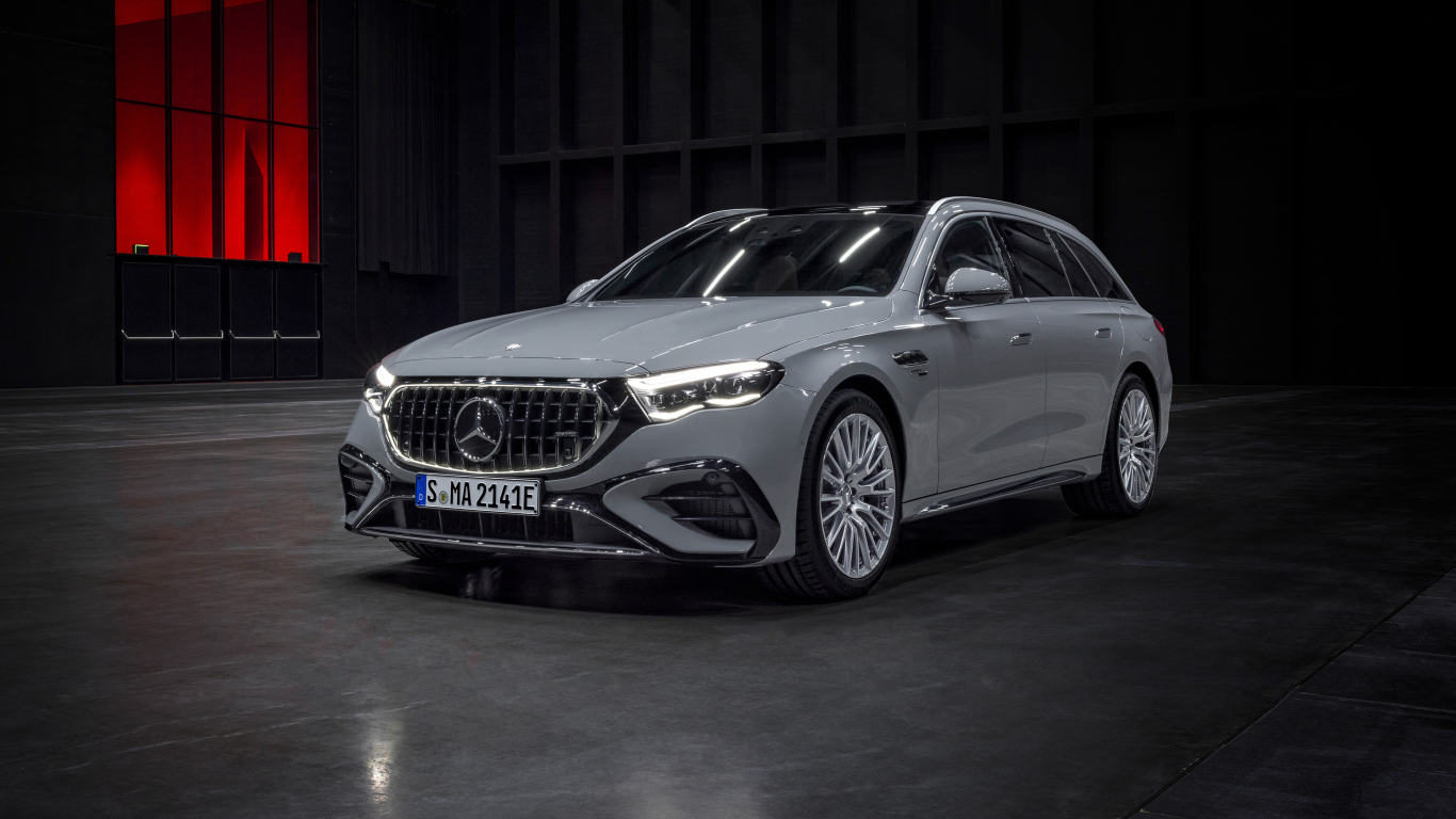 Серебристый автомобиль Mercedes-AMG E 53 HYBRID 4MATIC+ Estate 2024 года