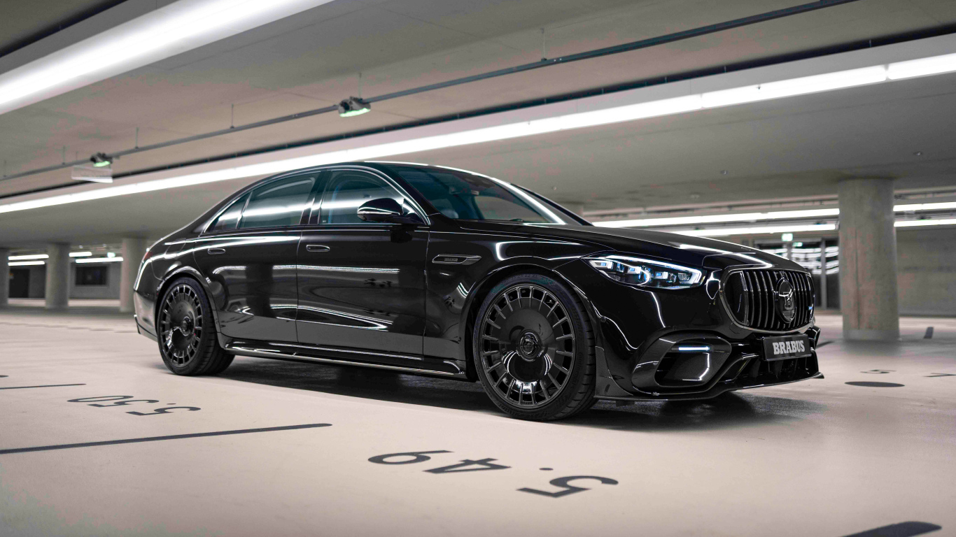 Стильный черный автомобиль Mercedes-AMG S 63 E Performance Brabus 930