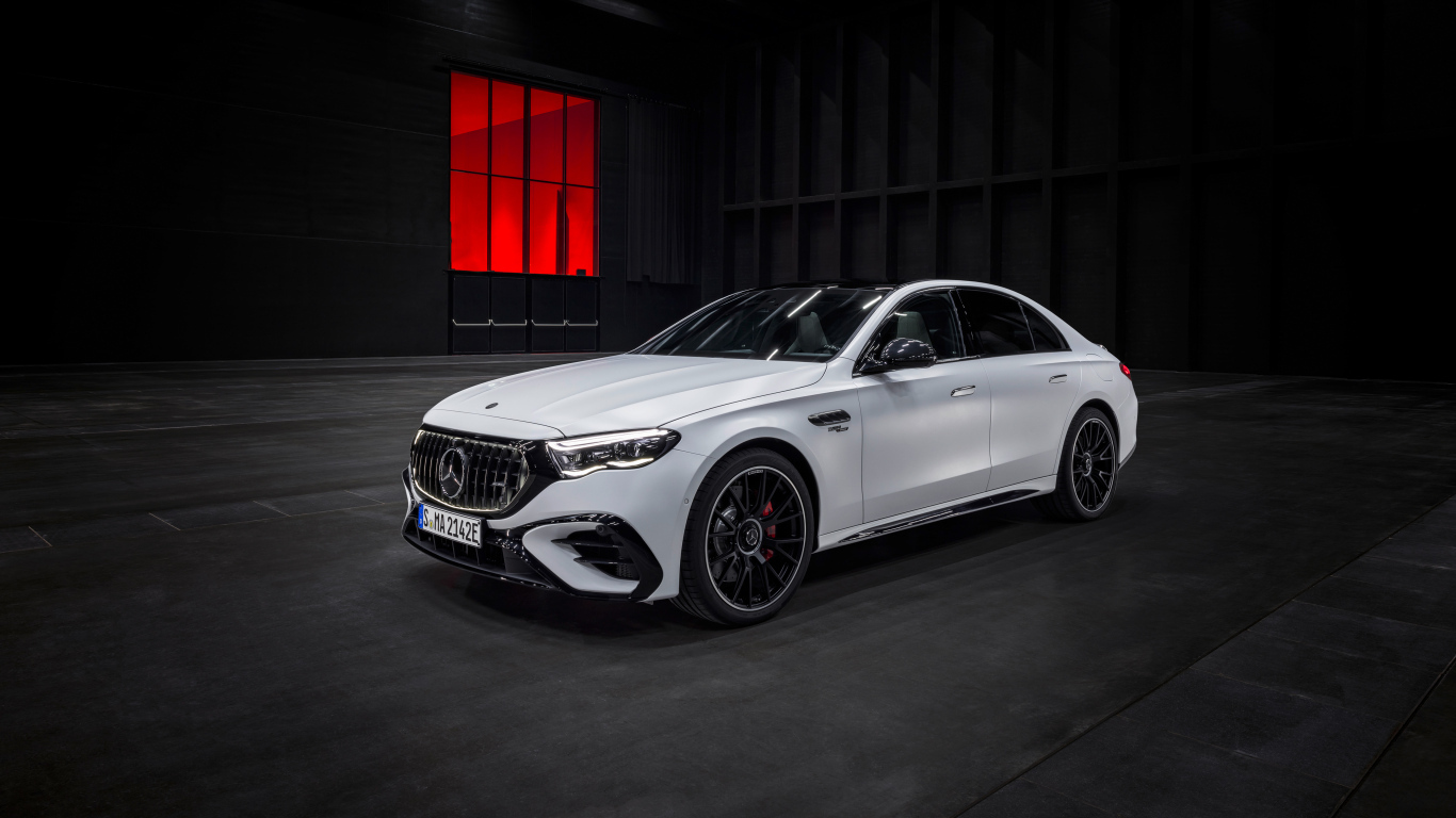 Белый автомобиль Mercedes-AMG E 53 HYBRID 4MATIC+ 2024 года на черном фоне
