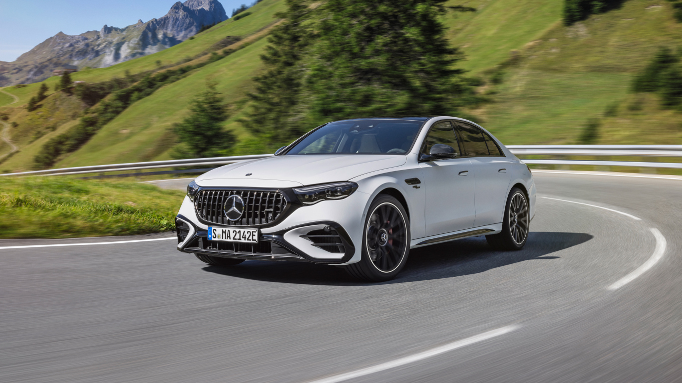 Белый автомобиль Mercedes-AMG E 53 HYBRID 4MATIC+ 2024 года на дороге