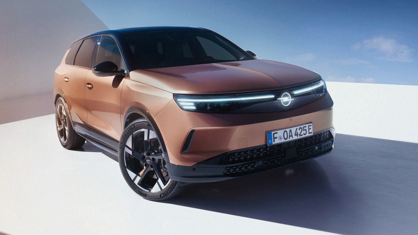 Коричневый автомобиль Opel Grandland Electric 2024 года