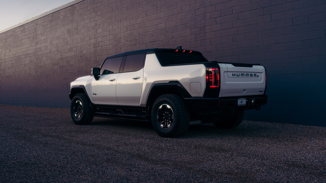 Вид сзади на автомобиль Hummer EV  2024 года