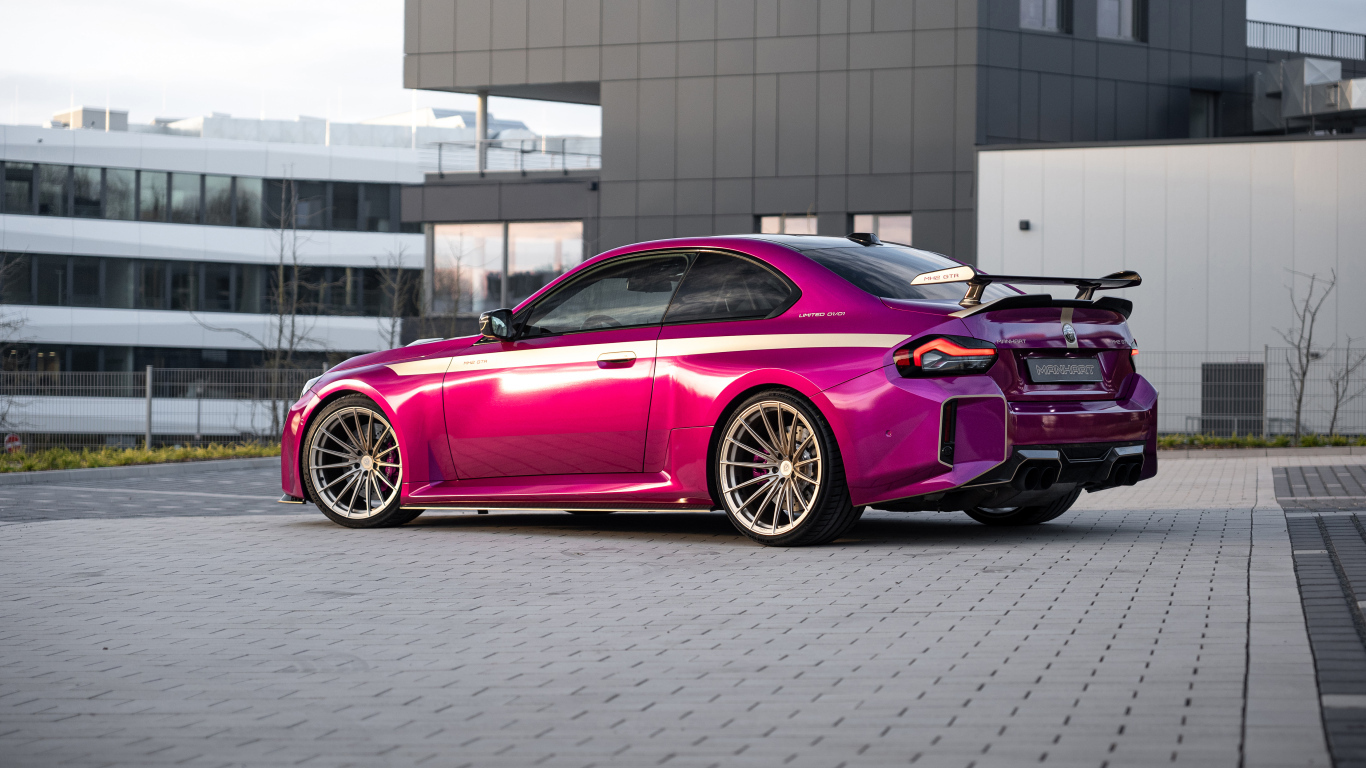 Вид сзади на розовый автомобиль Manhart MH2 GTR II 2024 года