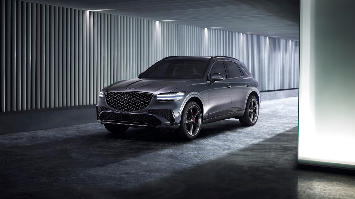 Серебристый автомобиль Genesis GV70 Sport 2024 года