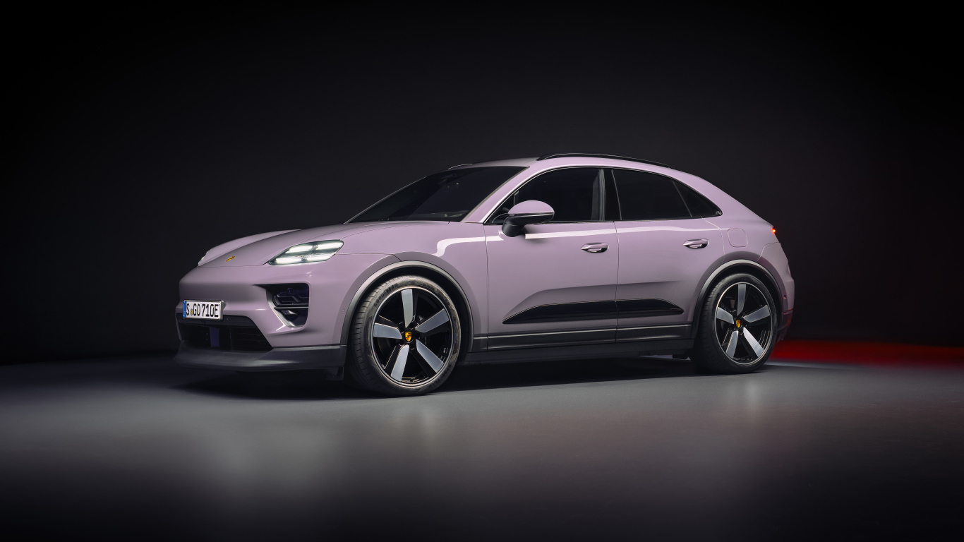 Автомобиль Porsche Macan 4 2024 года на черном фоне