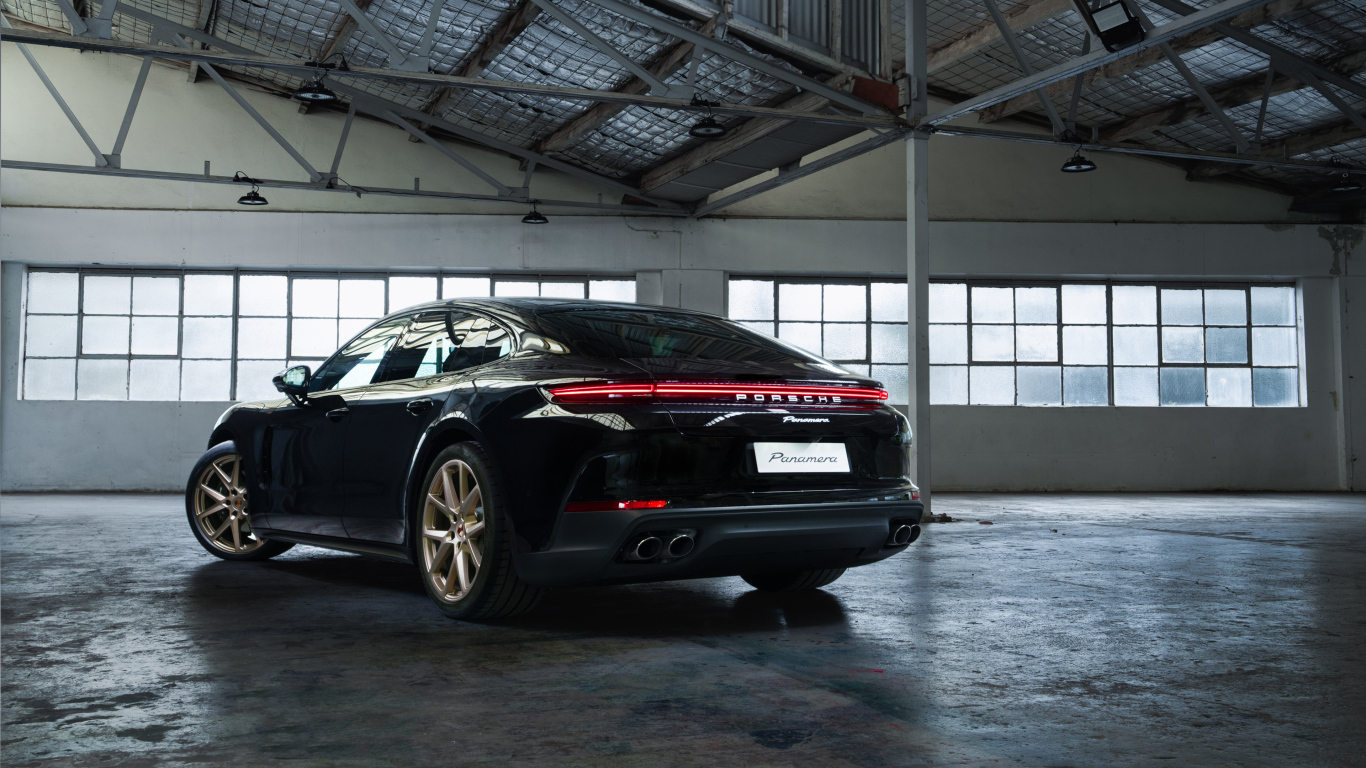 Вид сзади на автомобиль Porsche Panamera 2024  года