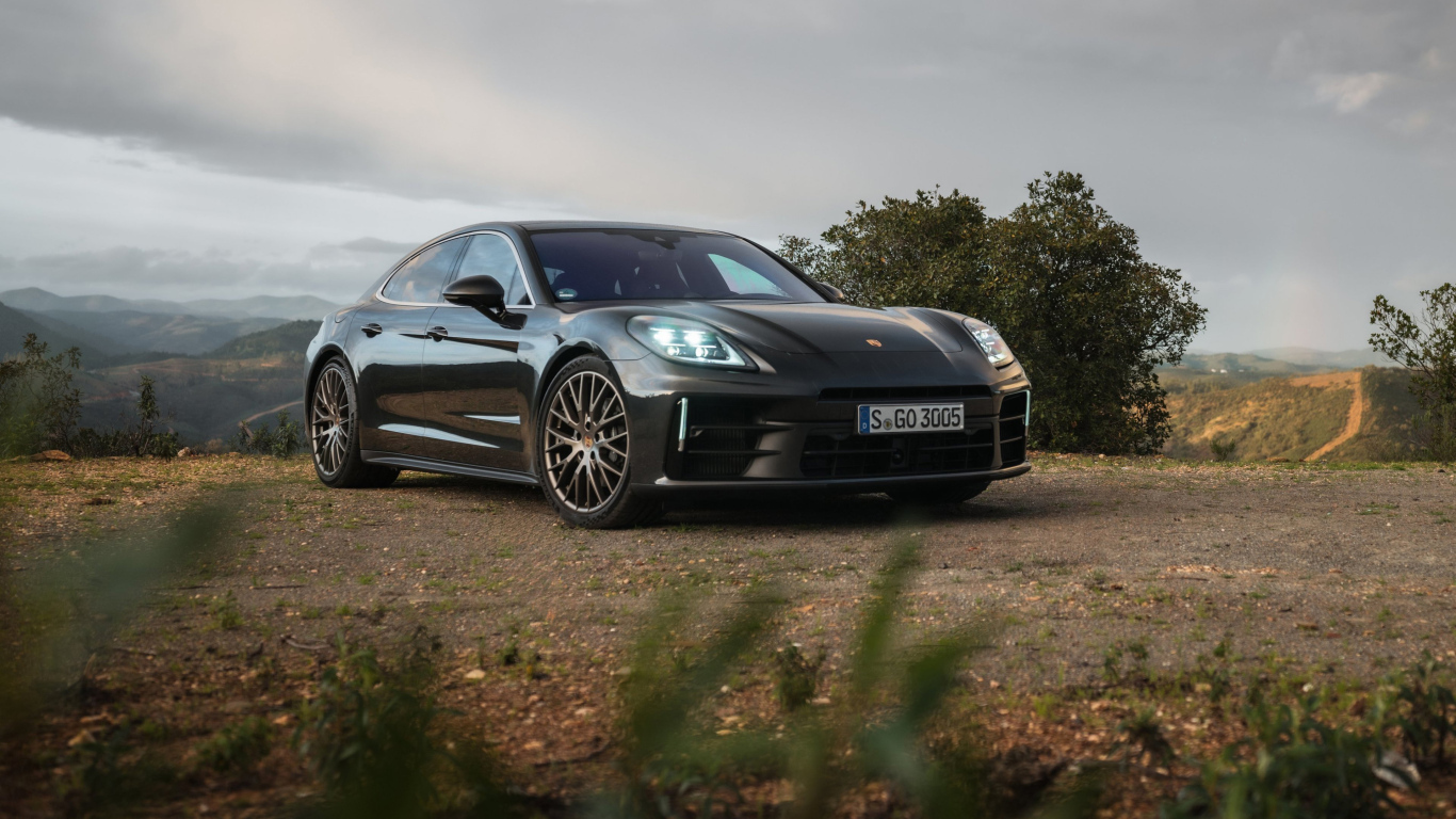 Черный автомобиль Porsche Panamera 2024 года