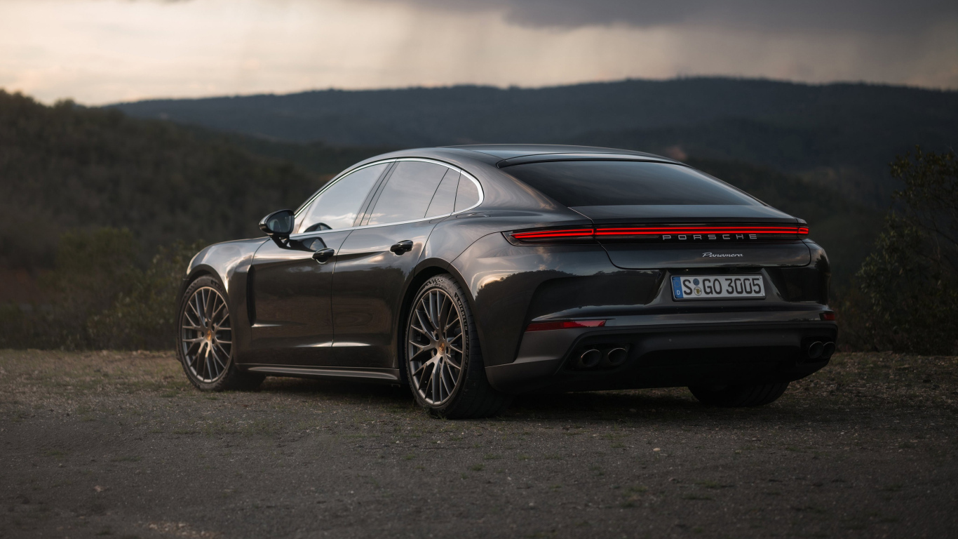 Черный автомобиль Porsche Panamera 2024 года вид сзади