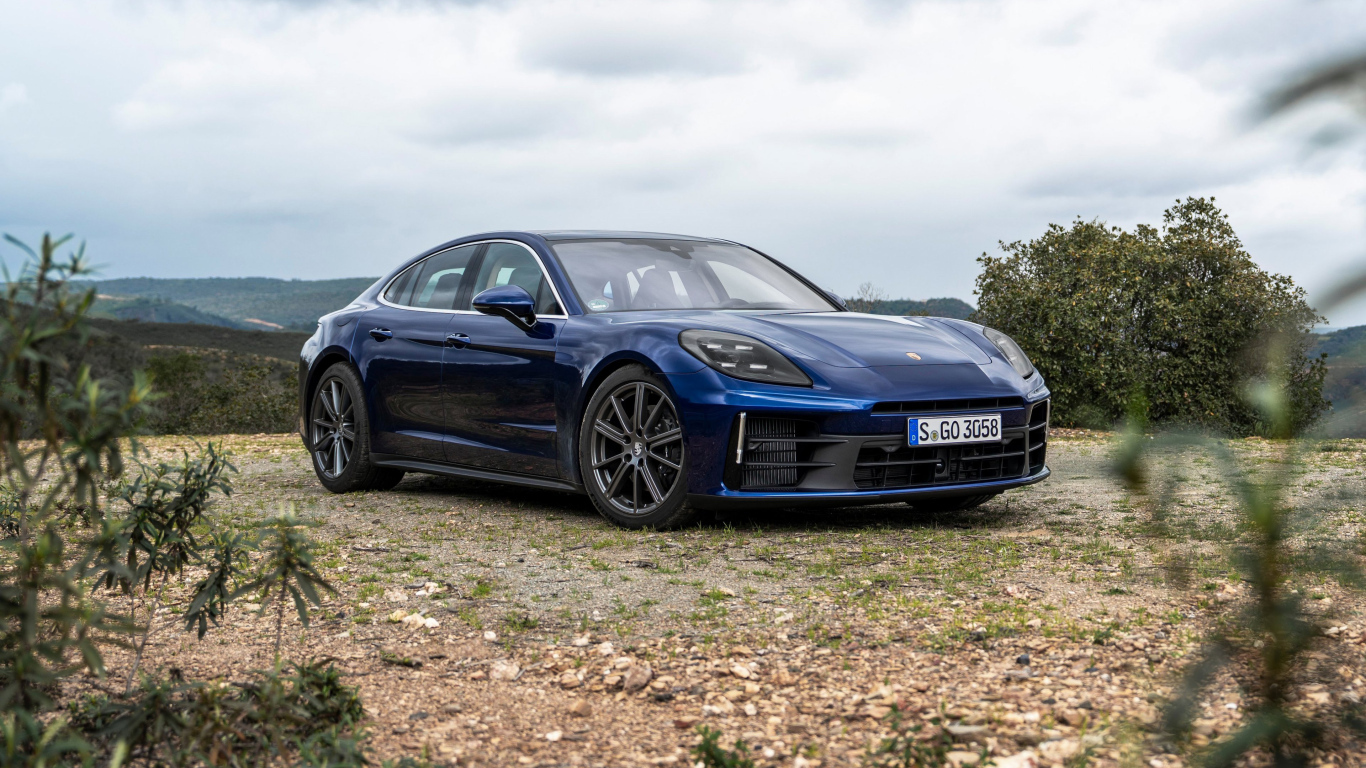 Синий автомобиль Porsche Panamera 4 2024 года