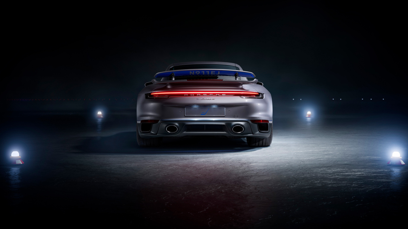 Вид сзади на автомобиль Porsche 911 Turbo S