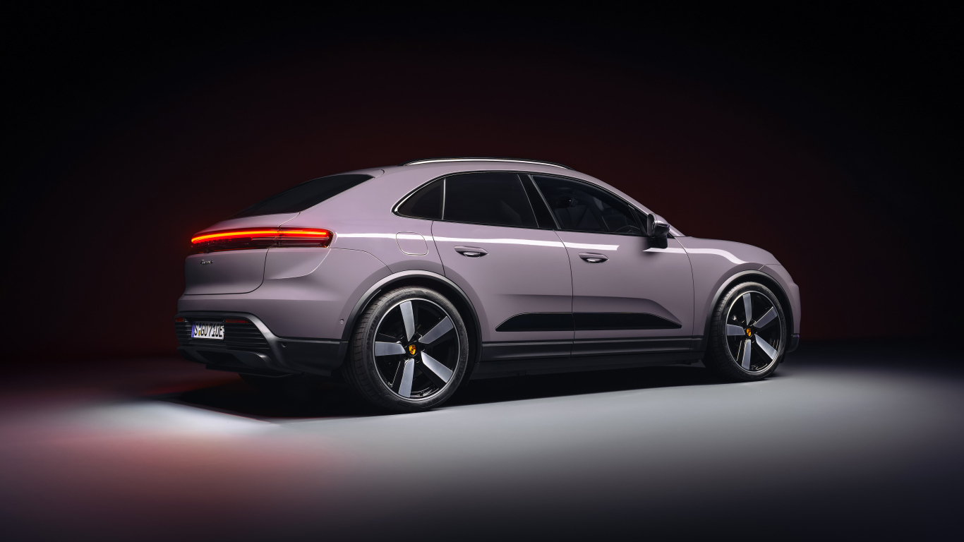 Вид сзади на автомобиль Porsche Macan 4 2024 года