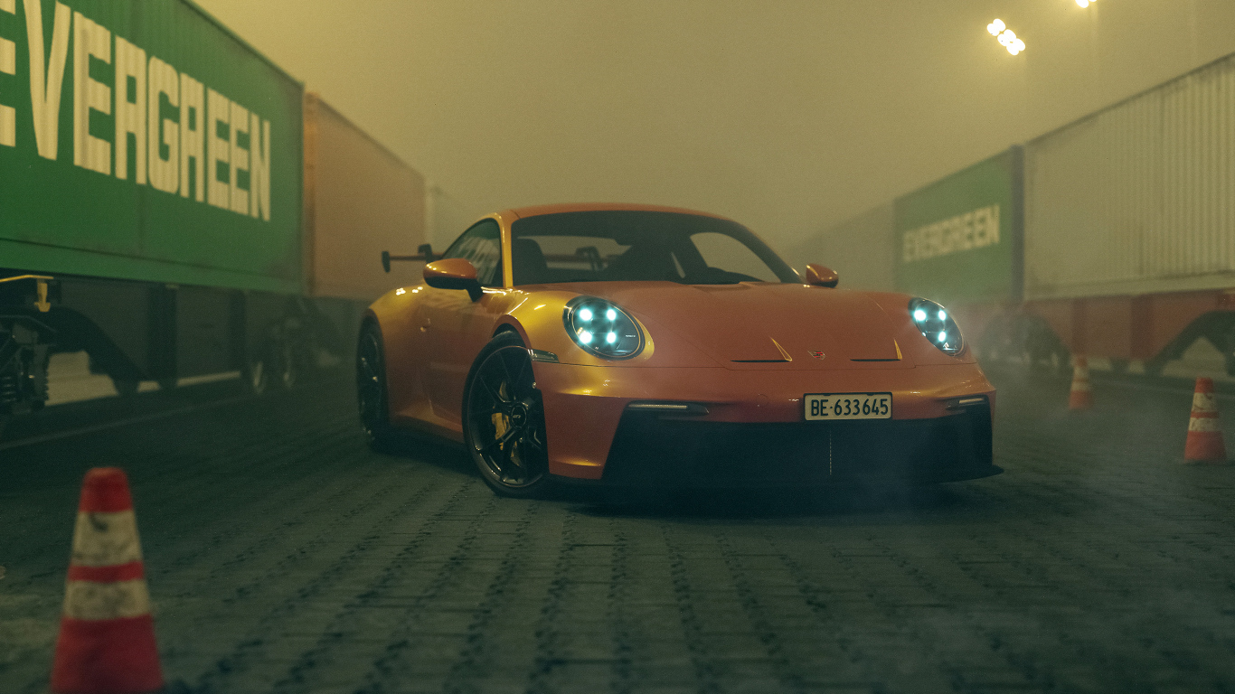 Красный автомобиль Porsche 911 GT3 CGI  в порту
