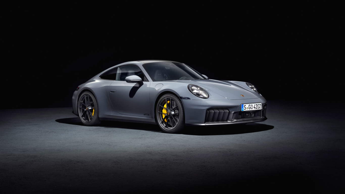 Серебристый автомобиль  Porsche 911 Carrera GTS 2024 года