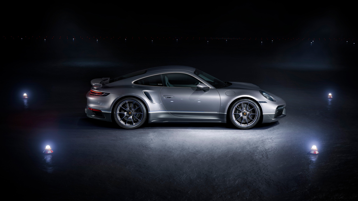 Серебристый автомобиль Porsche 911 Turbo S