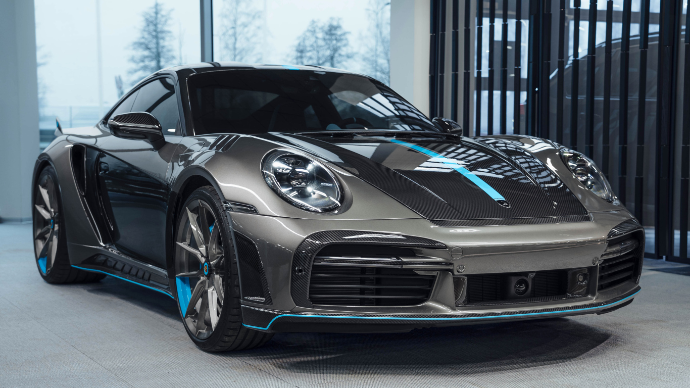 Серебристый автомобиль Porsche 911 Turbo S Stinger GTR