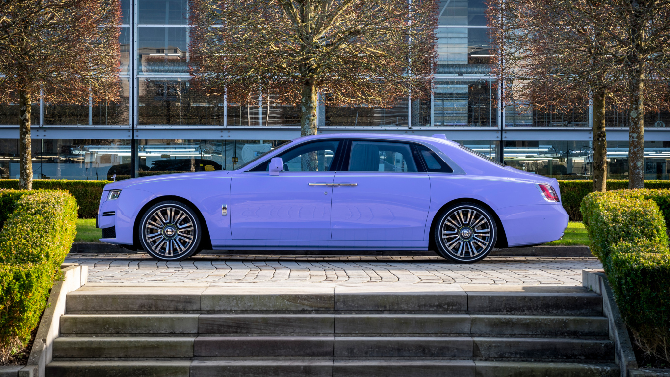 Автомобиль Rolls-Royce Ghost Extended Expressionism 2024 года вид сбоку