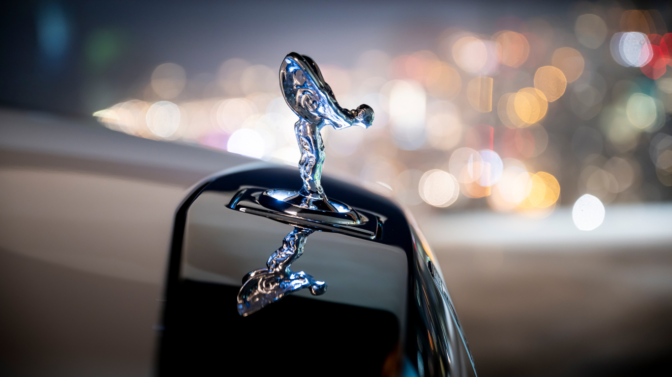 Красивое украшение на капоте автомобиля Rolls-Royce Spirit