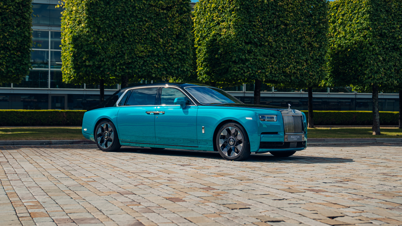 Голубой автомобиль Rolls-Royce Phantom