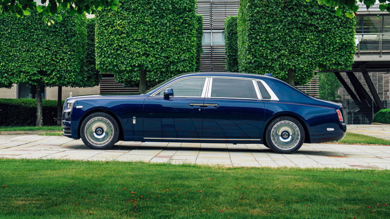 Синий автомобиль Rolls-Royce Phantom  вид сбоку