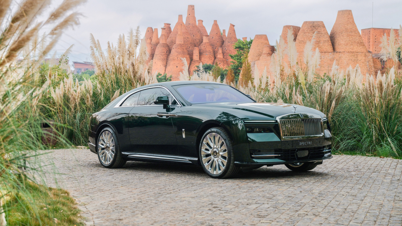 Дорогой зеленый автомобиль Rolls-Royce Spectre