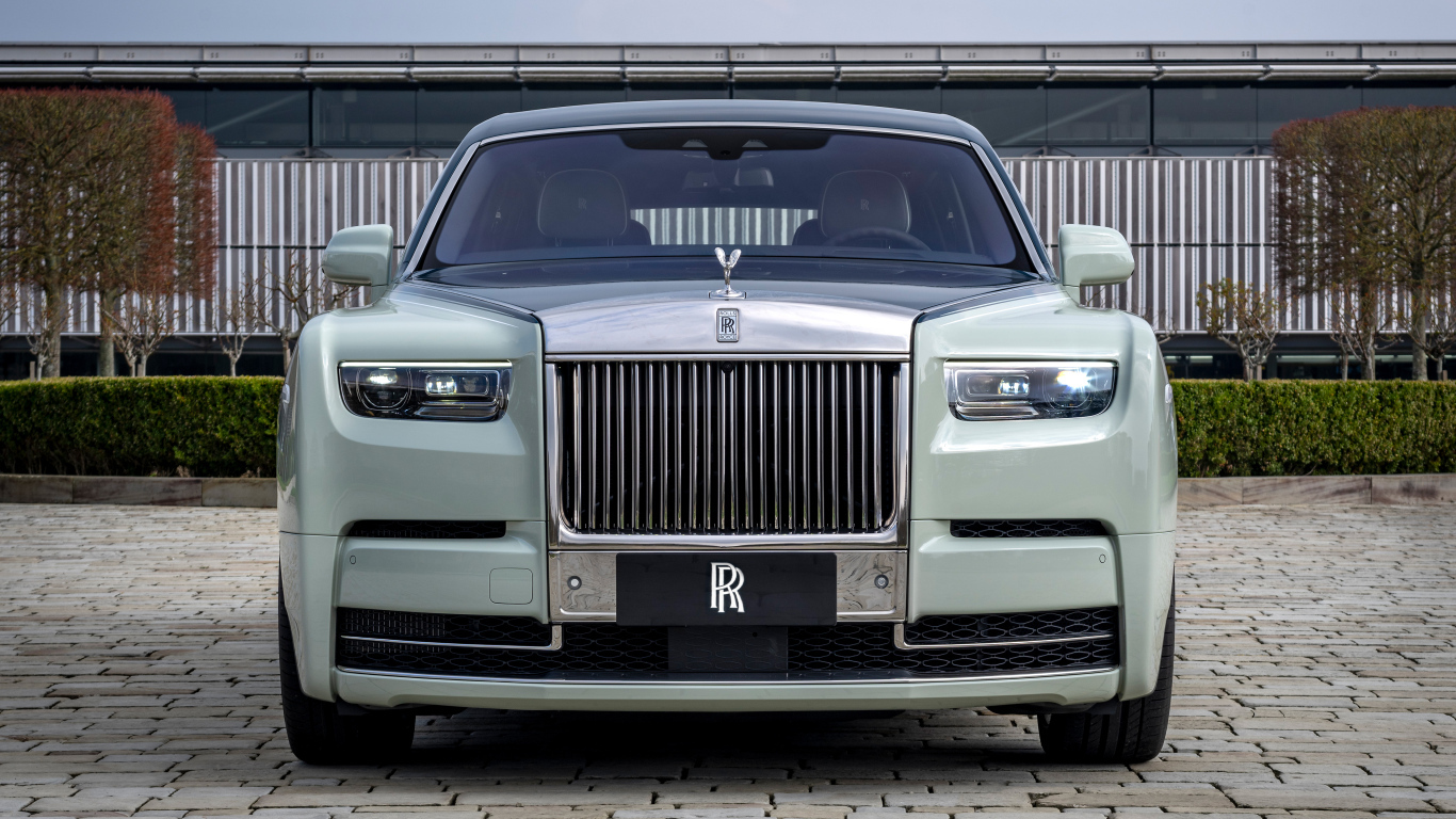 Вид спереди на автомобиль Rolls-Royce Phantom EWB Magnetism 2024 года