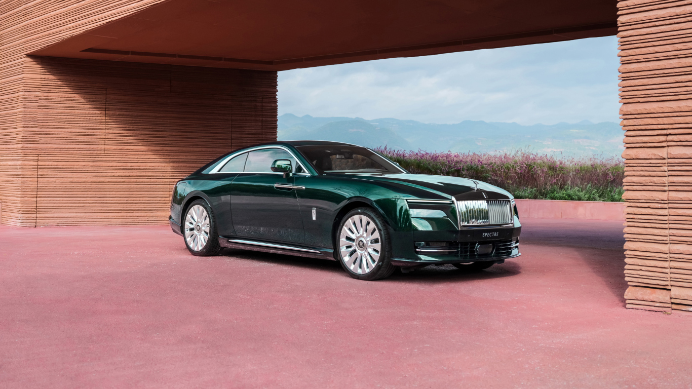 Зеленый автомобиль Rolls-Royce Spectre