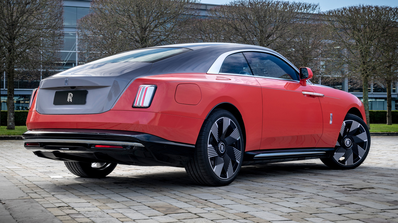 Вид сзади на автомобиль Rolls-Royce Spectre Escapism 2024 года