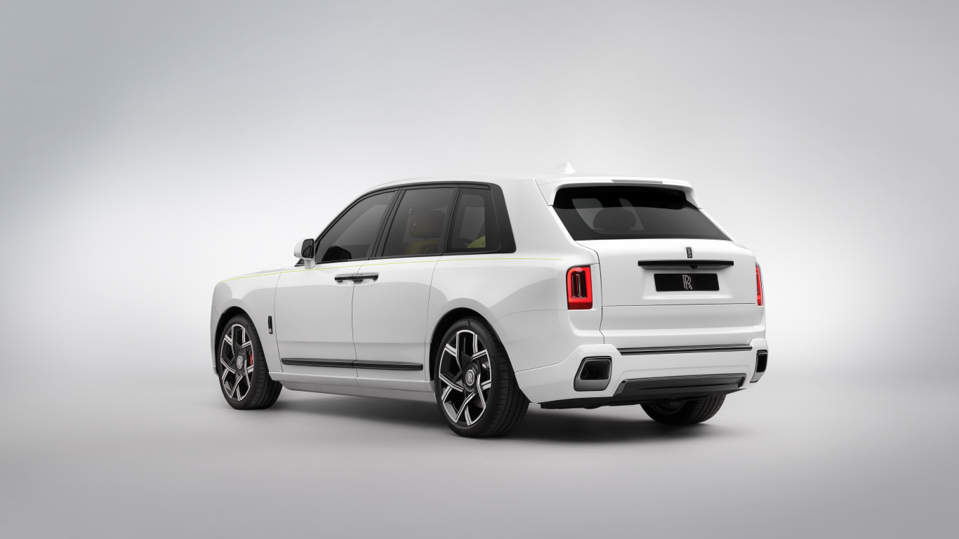 Вид сзади на автомобиль Rolls-Royce Black Badge Cullinan Series II