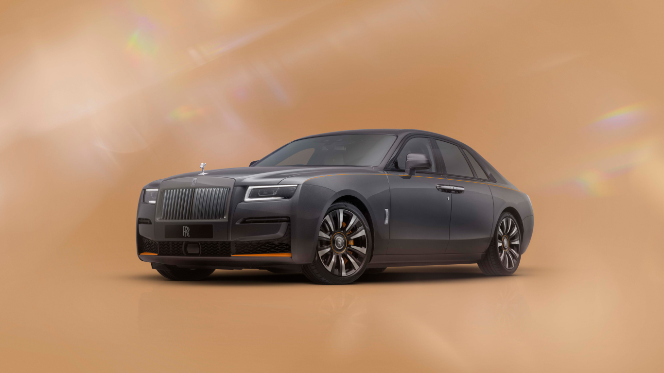 Автомобиль Rolls-Royce Ghost Prism Gunmetal Grey With Mandarin  на коричневом фоне