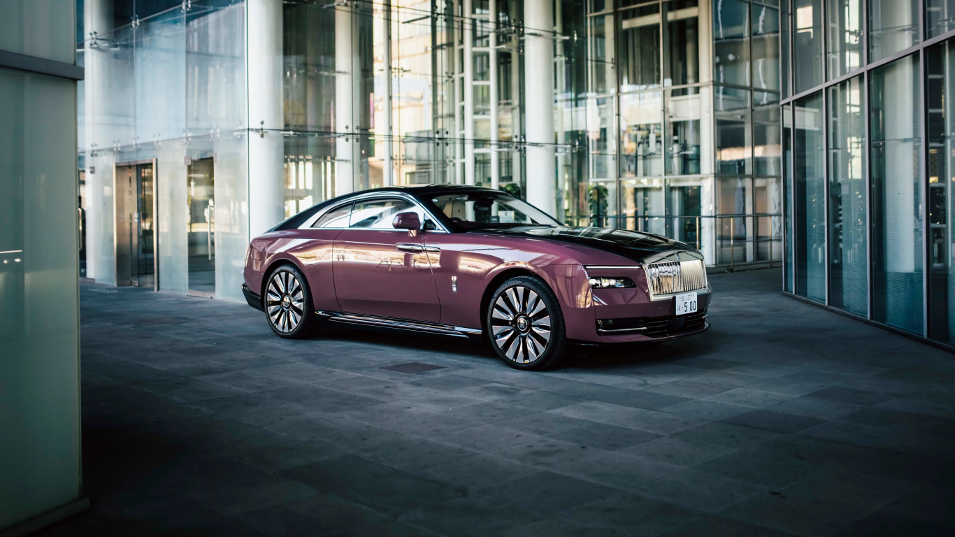 Автомобиль Rolls-Royce Spectre 2024 года у здания