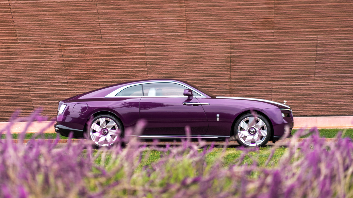 Автомобиль Rolls-Royce Spectre у здания