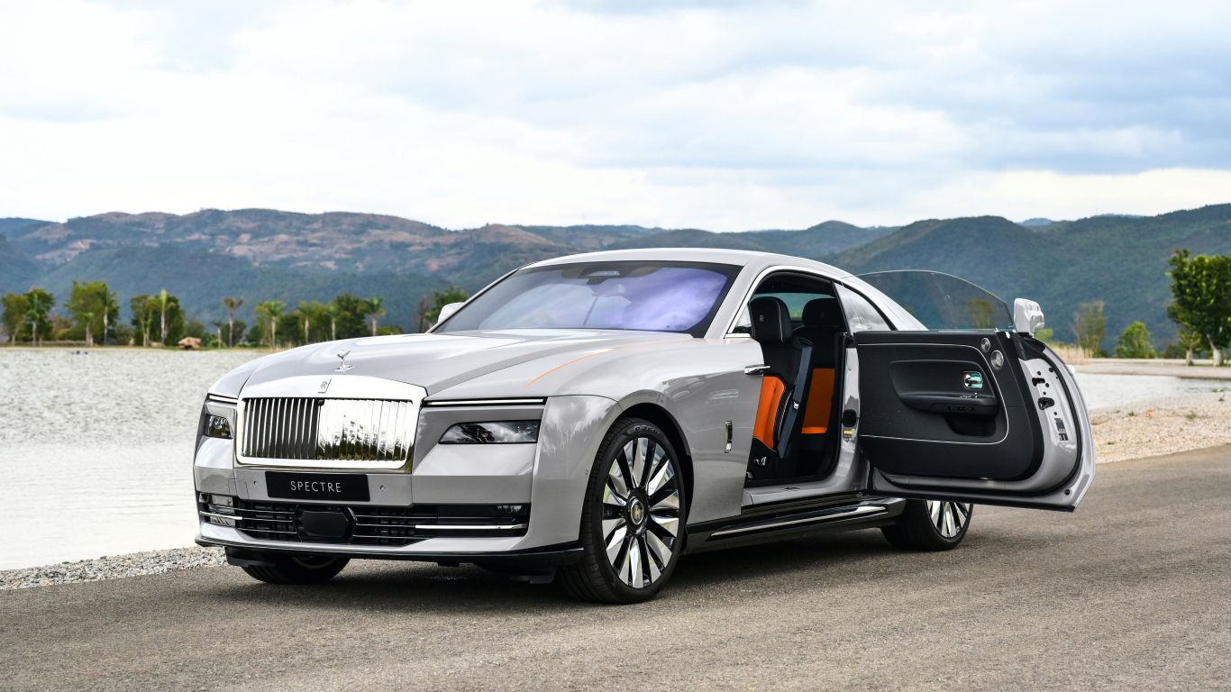 Открытая дверь автомобиля Rolls-Royce Spectre