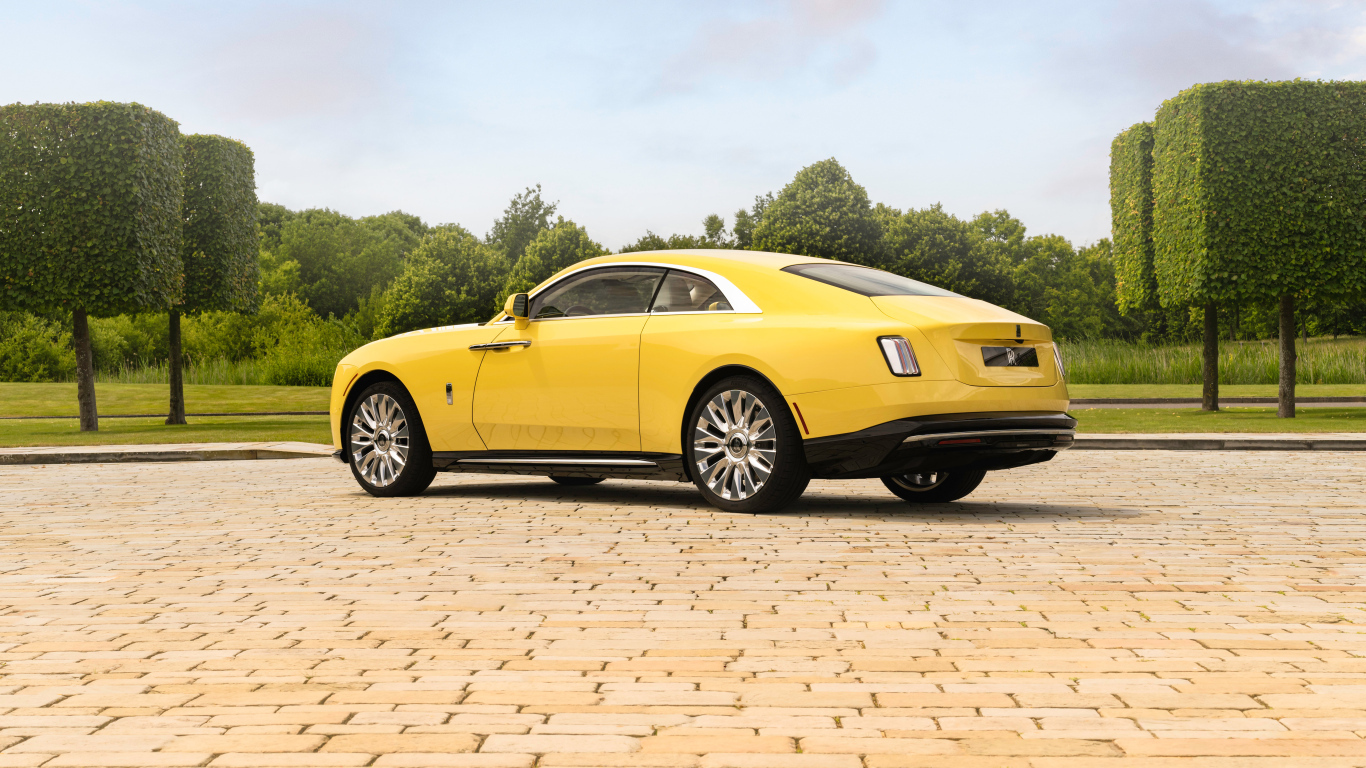 Желтый Rolls-Royce Spectre Semaphore вид сзади