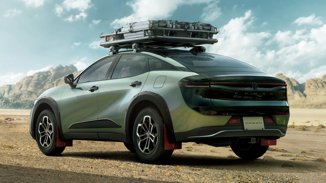 Вид сзади на автомобиль Toyota Crown Crossover RS Landscape 2024 года