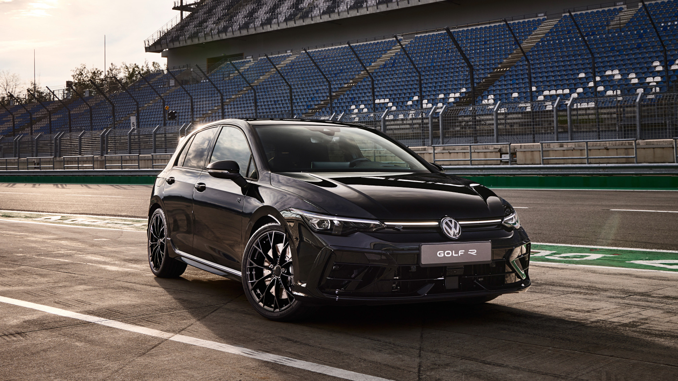 Черный Volkswagen Golf R Black Edition Worldwide 2024 года на стадионе
