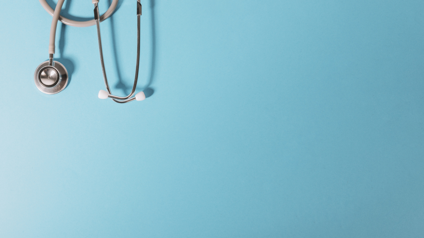Медицинский стетоскоп на голубом фоне