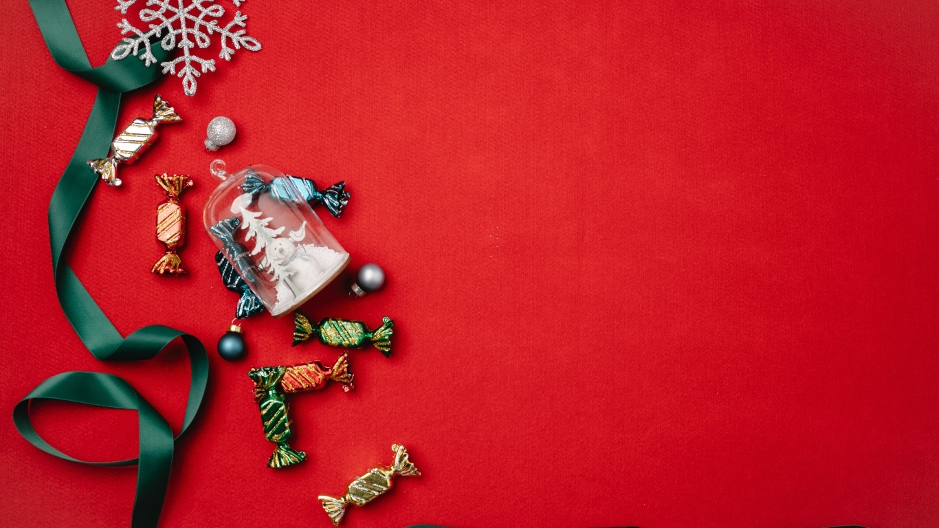 Красный фон с лентой и конфетами