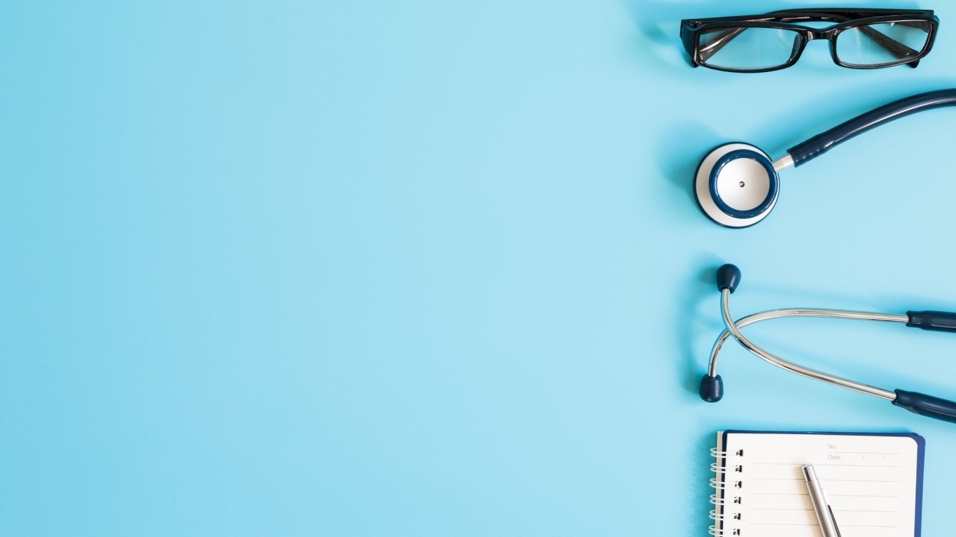 Стетоскоп, очки и блокнот на голубом фоне