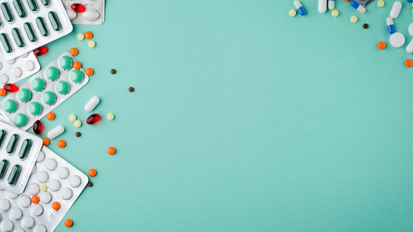 Разные таблетки на голубом фоне