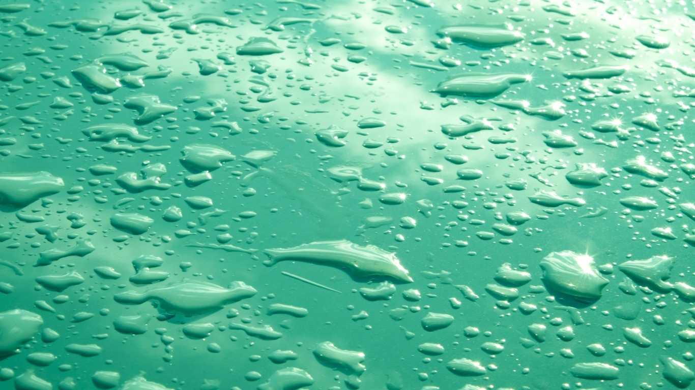 Капли воды на зеленом фоне