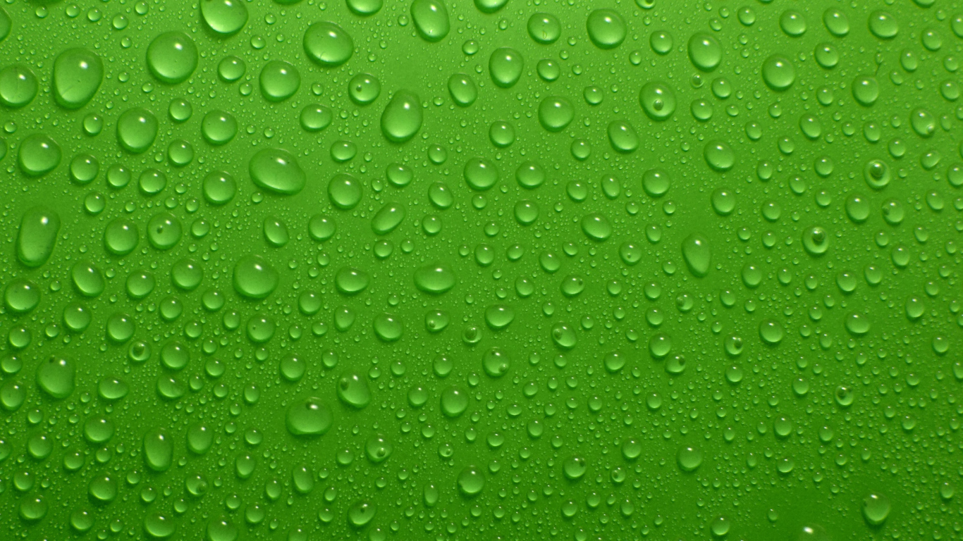 Капли воды на зеленом фоне