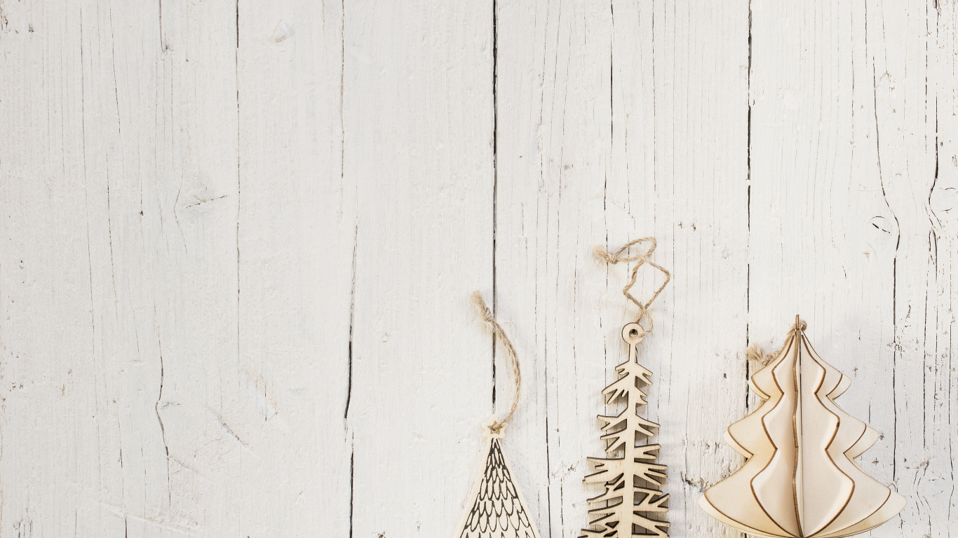 Деревянные елочные украшения  на белом деревянном фоне