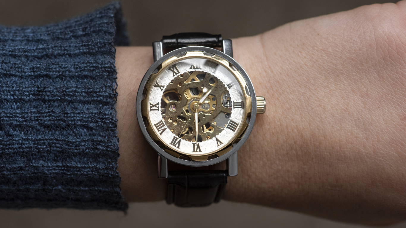Часы с механизмом на руке у мужчины
