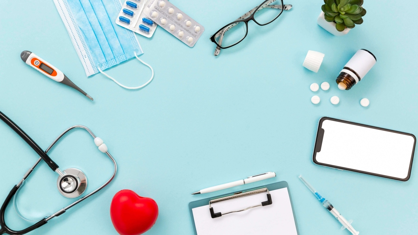 Атрибуты медика на голубом фоне