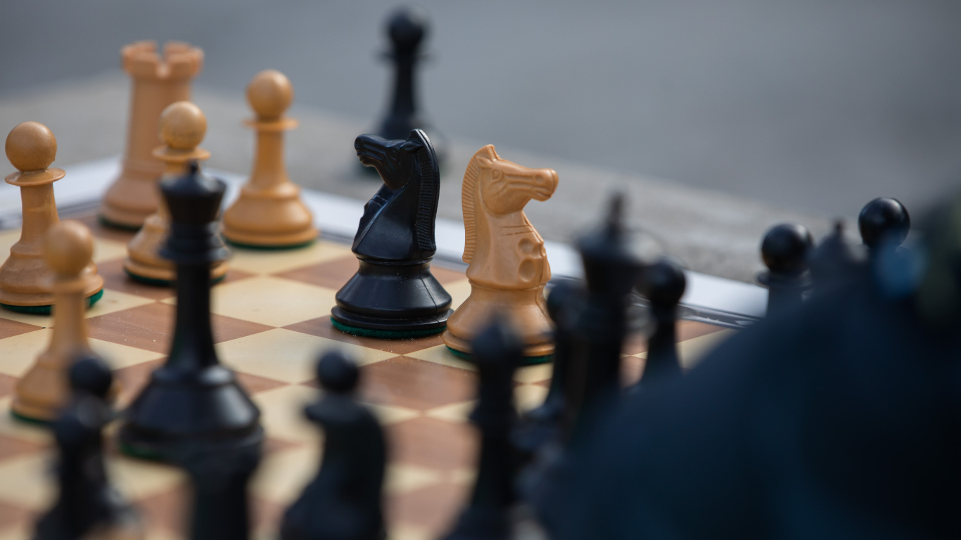 Красивые деревянные шахматные фигуры на доске