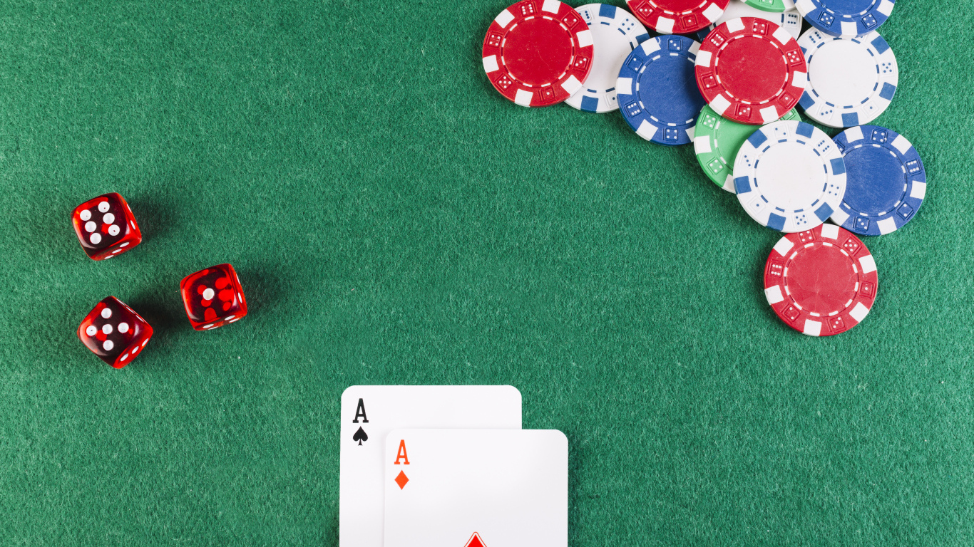 Карты, фишки и кости для игры в покер 
