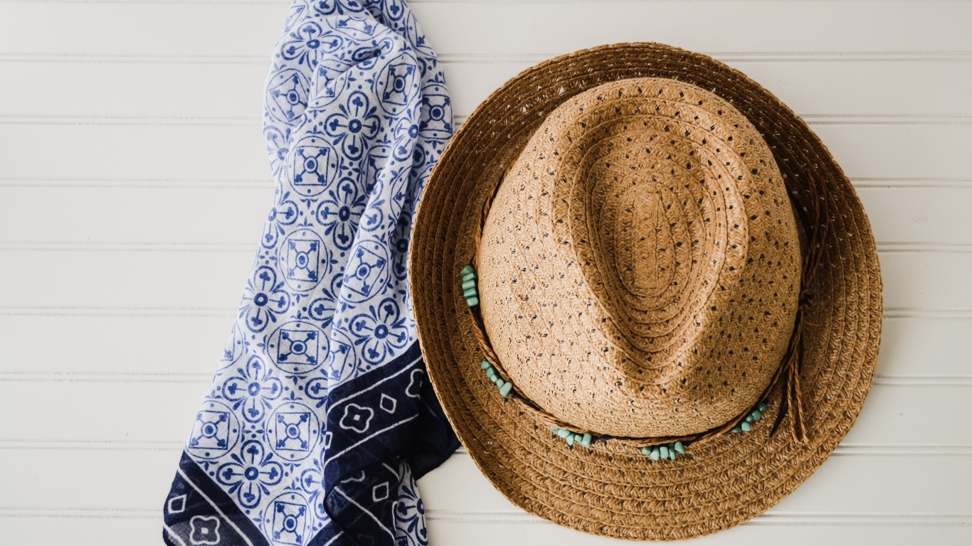 Шляпа и платок висят на стене